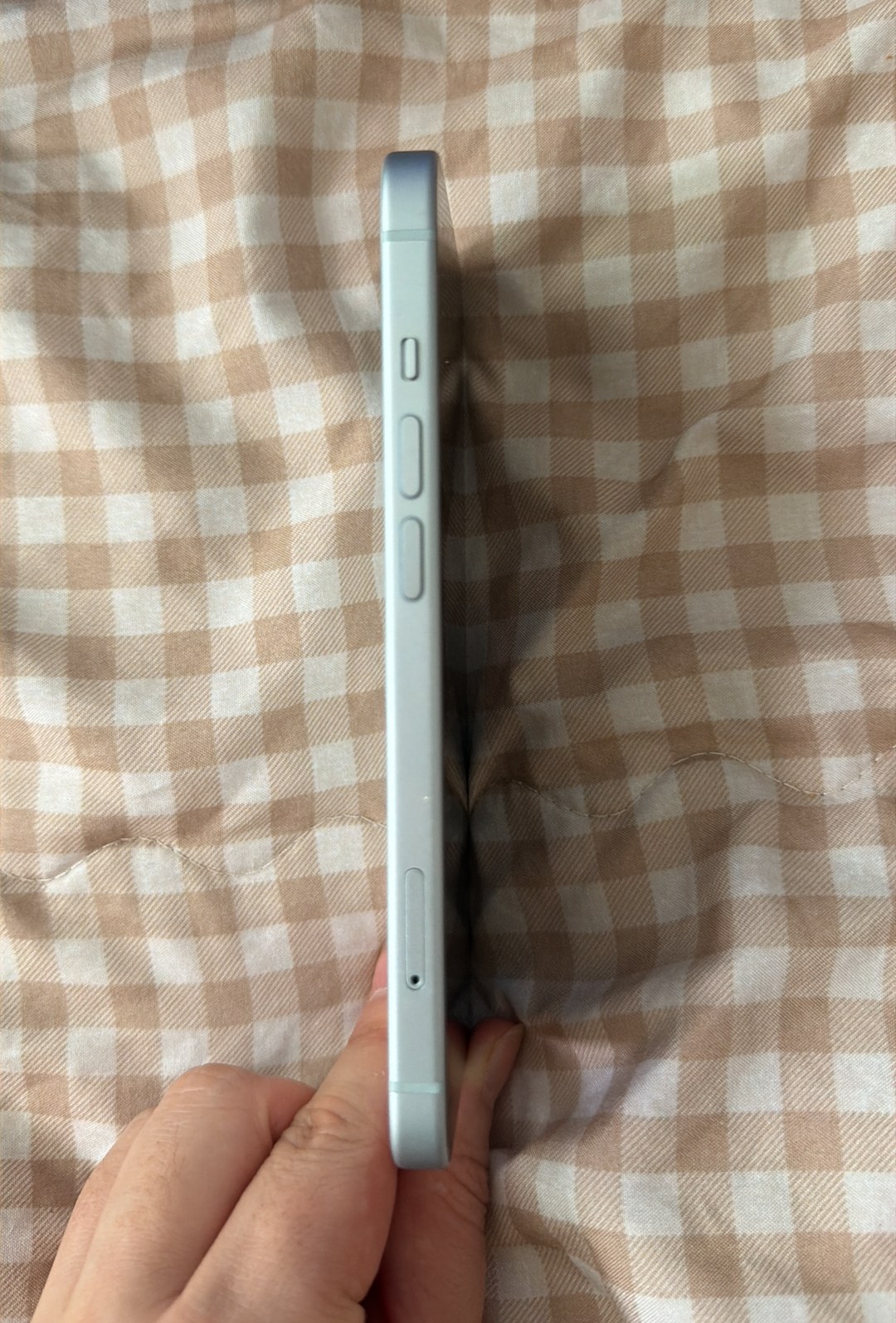 iPhone 15 좌측면