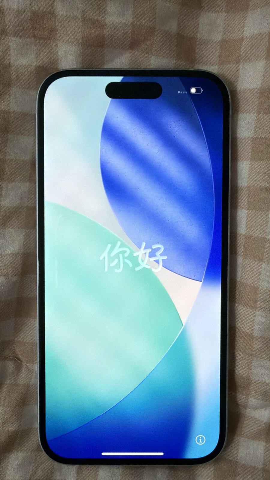 iPhone 15 전면(화면 켬)
