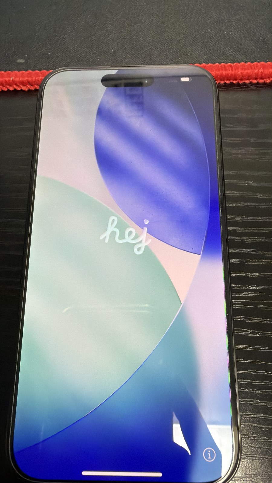 iPhone 15 Pro 전면(화면 켬)